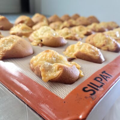 c'est un moule de mini madeleines salées cuite