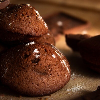 C'est une photo de madeleine au chocolat