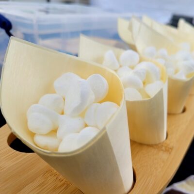 Ce sont des mini meringue dans un corné papier sur un présentoir en bois